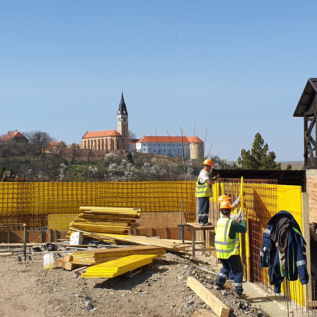 Izgradnja parkirališta i pješačke staze u ulici Alojzija Stepinca u Iloku