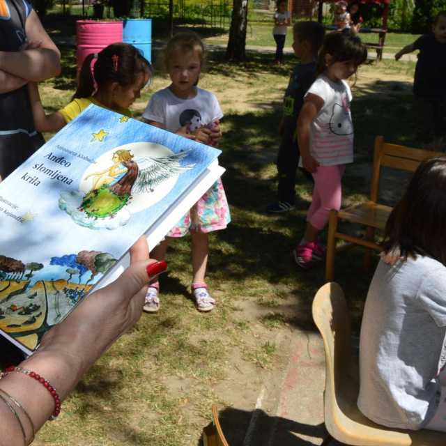 Tvrtka Komunalac d.o.o. obradovala je najmlađe Vukovarace eko-slikovnicama