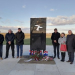 Paljenje svijeće na masovnoj grobnici Ovčara